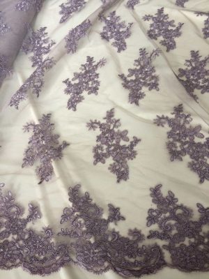 Broderie lila-prafuit pe tulle