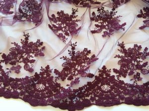 Broderie burgundy pe tulle
