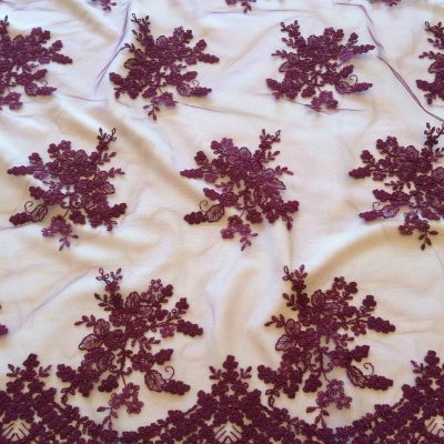 Broderie burgundy pe tulle