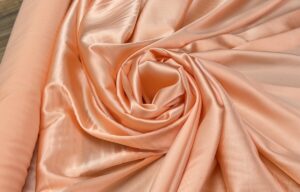 Satin de matase naturala cu elastan piersiciu