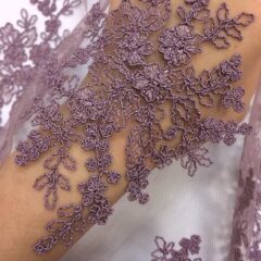 Broderie roz-fumuriu