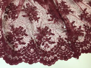 Broderie bordeaux cu paiete