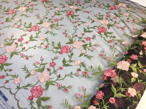 Broderie flori roz
