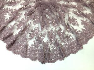 Broderie accesorizata lila pastel