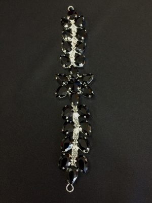 Accesoriu argintiu pietre negre