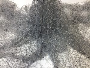 Dantela gri-perlat accesorizata cu fulgi si perle