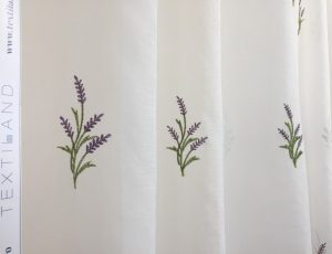 Perdea ivoire cu flori lavanda