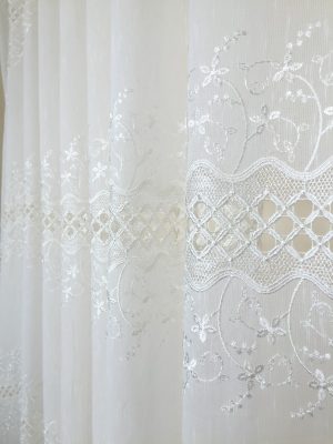 Perdea crem cu broderie
