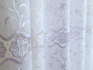 Perdea alba cu broderie