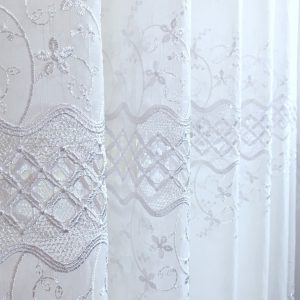 Perdea alba cu broderie
