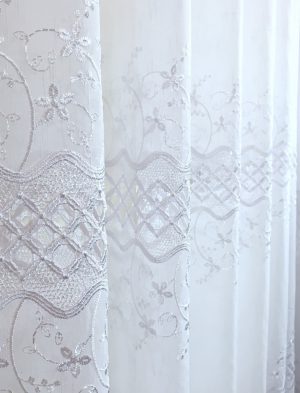 Perdea alba cu broderie