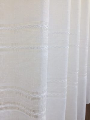 Perdea alba cu dungi