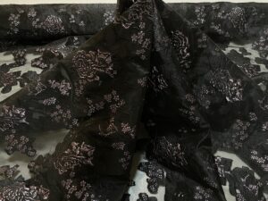 Organza neagra cu flori lila