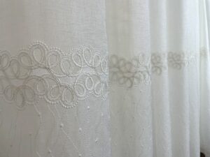Perdea ivoire imitatie in cu bordura broderie
