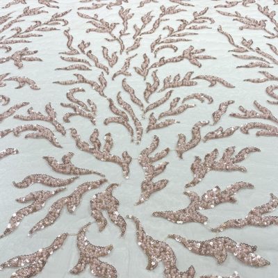 Dantela roz-pastel accesorizata cu margele si paiete