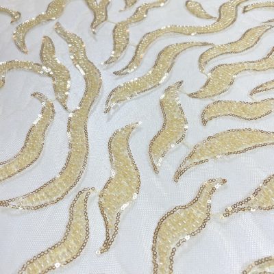 Dantela galben-auriu accesorizata cu margele si paiete