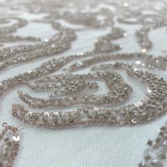 Dantela roz-prafuit accesorizata cu margele si paiete