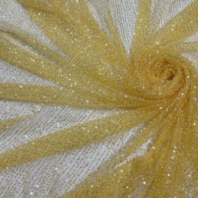 Paiete argintii aplicate pe tulle galben