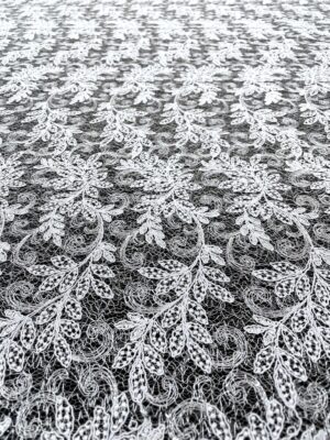 Broderie alba cu paiete