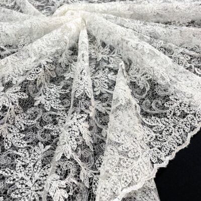 Broderie ivoire cu paiete