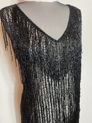 Panouri rochie neagra accesorizata cu franjuri din margele