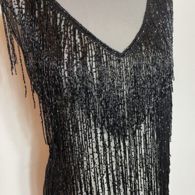 Panouri rochie neagra accesorizata cu franjuri din margele