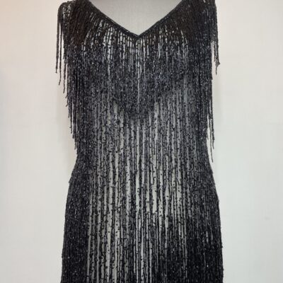 Panouri rochie neagra accesorizata cu franjuri din margele