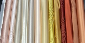 Satin elastic nuante alb-ivoire-crem-bej-piersiciu-galben-mustar-caramiziu