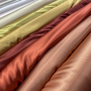 Satin elastic nuante alb-ivoire-crem-bej-piersiciu-galben-mustar-caramiziu