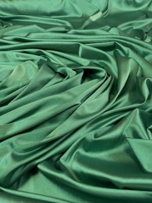 Imitatie satin de matase verde-smarald prafuit