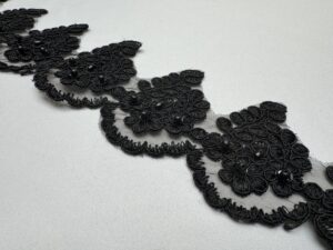 Bordura broderie neagra accesorizata